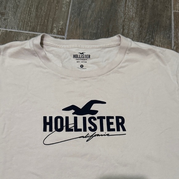 Hollister Men's Cream Logo Tee - Picture 2 of 4